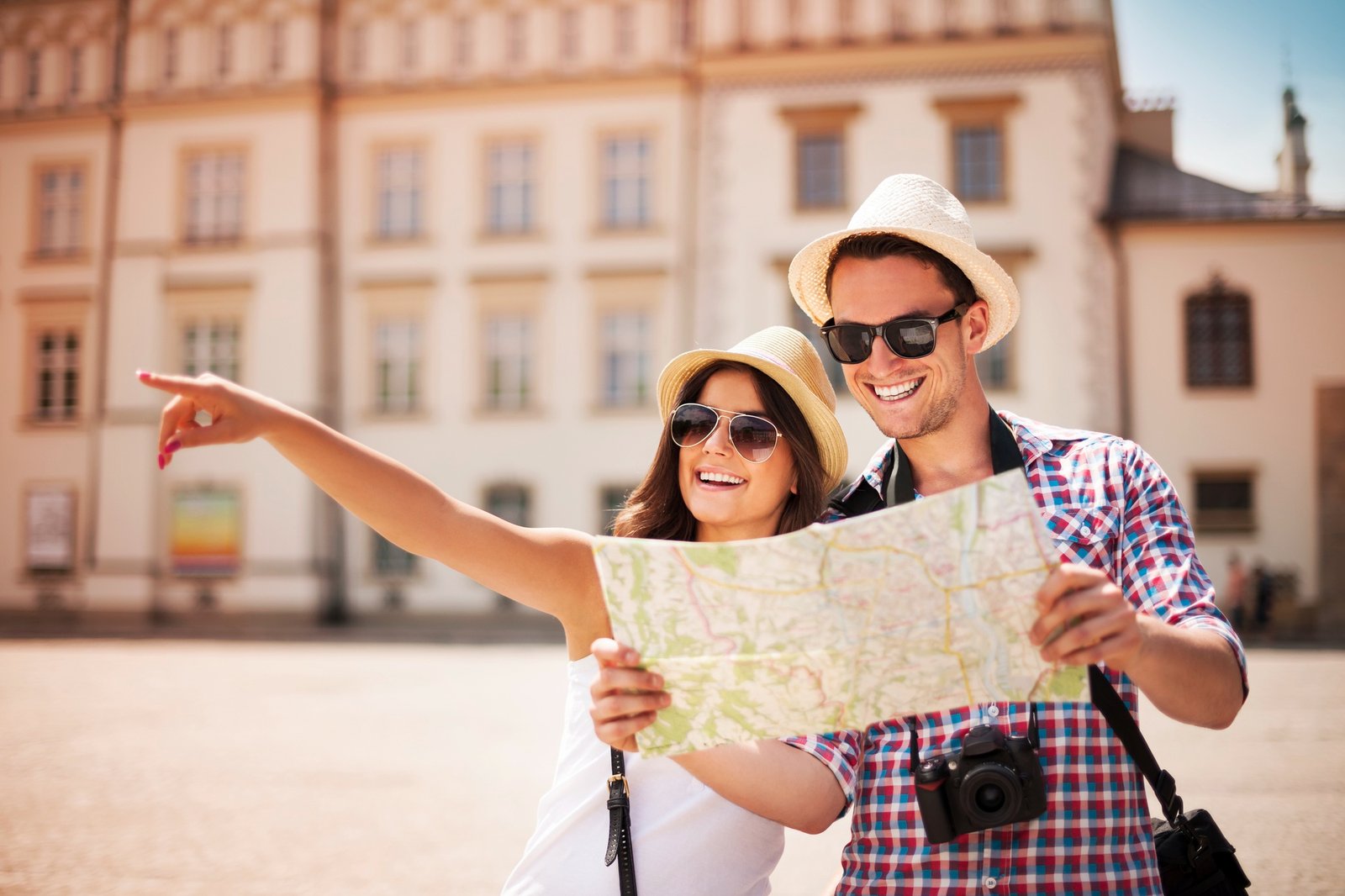 happy-tourist-sightseeing-city-with-map